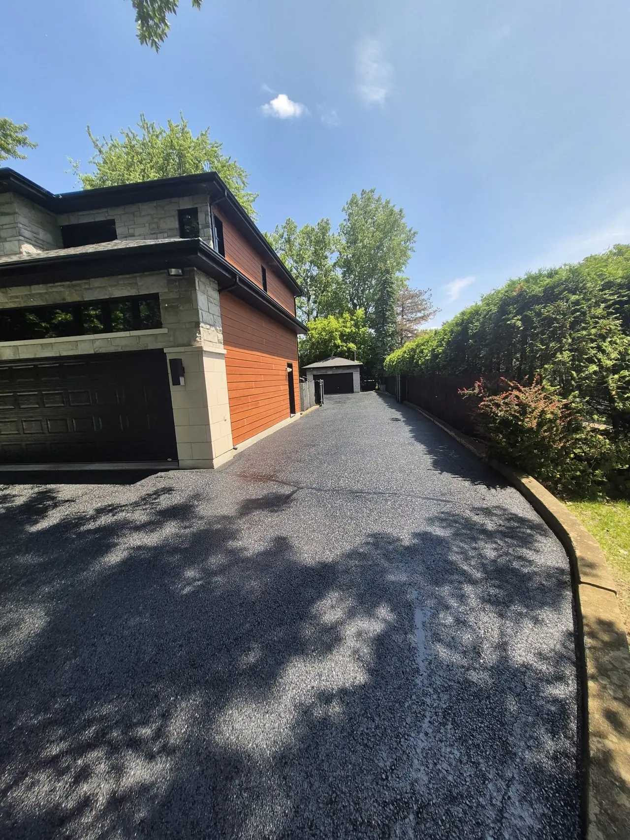 Travaux d’asphalte réalisés devant une propriété