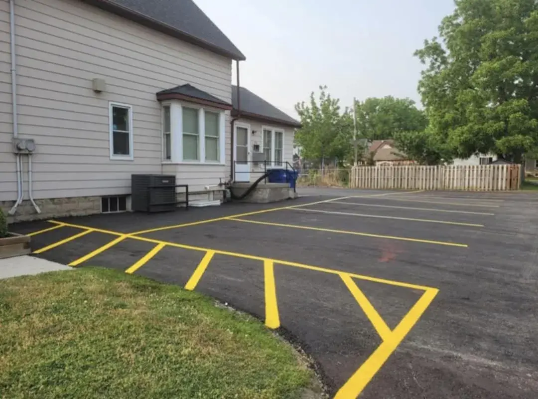 Lignes jaunes dans un stationnement asphalté